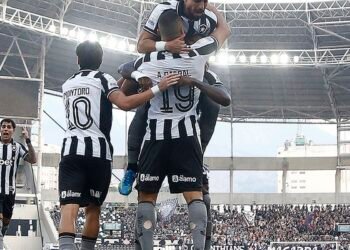 Botafogo vence Corinthians pelo Brasileirão com três de Arthur Cabral