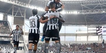 Botafogo vence Corinthians pelo Brasileirão com três de Arthur Cabral