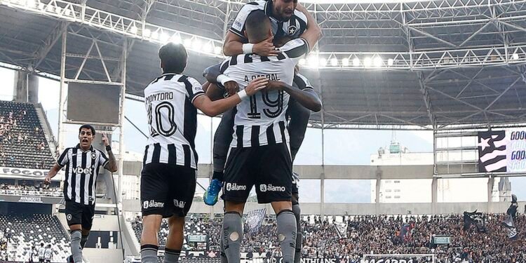 Botafogo vence Corinthians pelo Brasileirão com três de Arthur Cabral