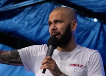 Daniel Alves testemunha conversão em evento na Espanha