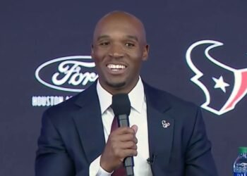 NFL: técnico destaca fé em Jesus após vitória que classificou time