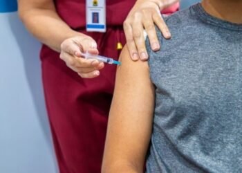 Central de vacinas imuniza desde bebês prematuros até idosos