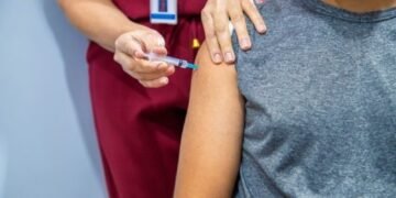 Central de vacinas imuniza desde bebês prematuros até idosos
