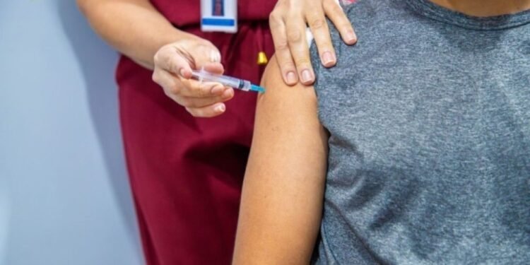 Central de vacinas imuniza desde bebês prematuros até idosos