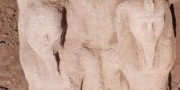 estátua do faraó que sofreu pragas achada por arqueólogos