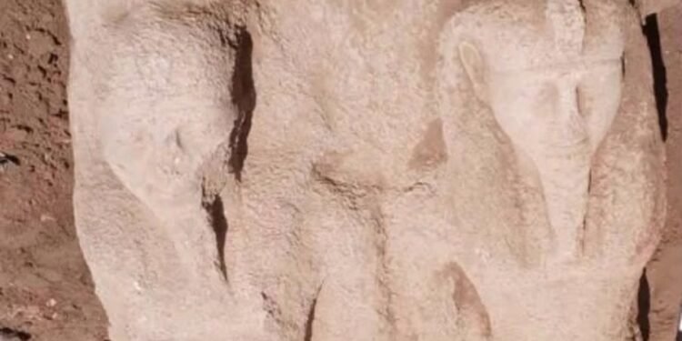 estátua do faraó que sofreu pragas achada por arqueólogos