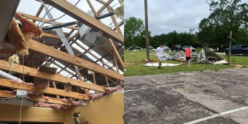 Cristãos louvam em igreja destruída por tornado em Mississippi