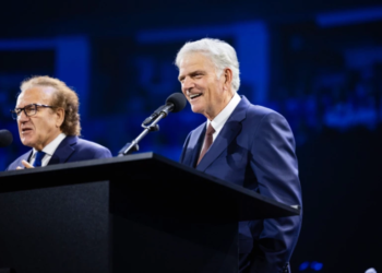 Mais de 30 mil pessoas participam do maior encontro evangélico da história da Bielorrússia com Franklin Graham