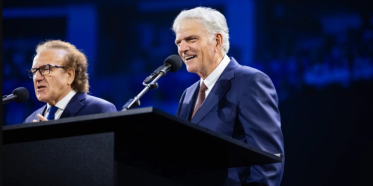 Mais de 30 mil pessoas participam do maior encontro evangélico da história da Bielorrússia com Franklin Graham