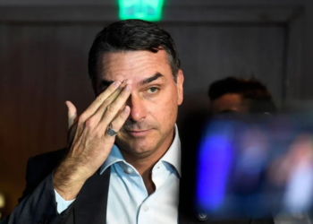 Eleições 2026: Flávio Bolsonaro perde 14 pontos entre evangélicos após áudio com Vorcaro