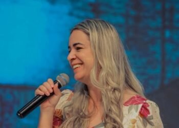 Keyla Costa, baleada por engano, volta a andar