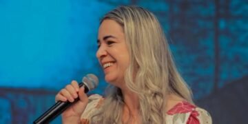 Keyla Costa, baleada por engano, volta a andar