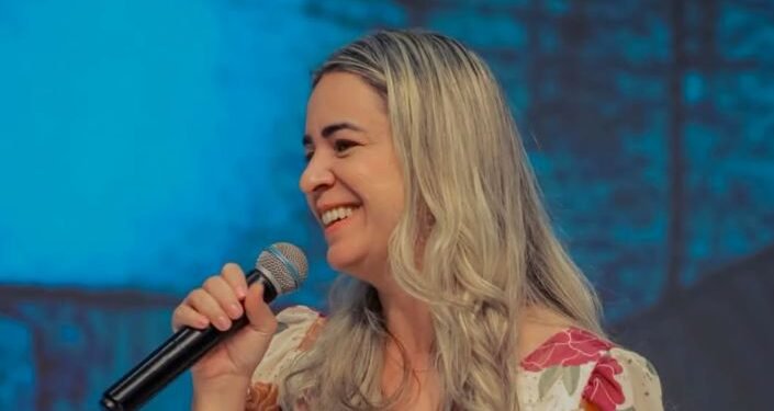 Keyla Costa, baleada por engano, volta a andar