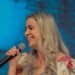Keyla Costa, baleada por engano, volta a andar