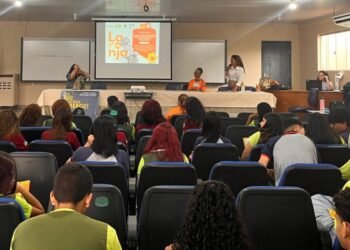 Conscientização e proteção de crianças e adolescentes são temas de palestra na Escola Flora Calheiros em alusão ao Maio Laranja