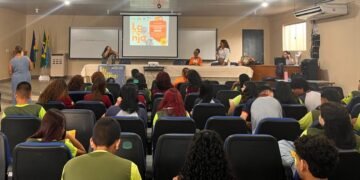 Conscientização e proteção de crianças e adolescentes são temas de palestra na Escola Flora Calheiros em alusão ao Maio Laranja