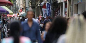 Taxa de desemprego de pretos é 55% maior que a de brancos, revela IBGE