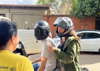 Servidores levam mensagem de amor e segurança no trânsito a condutores em ação alusiva ao Dia dos Namorados