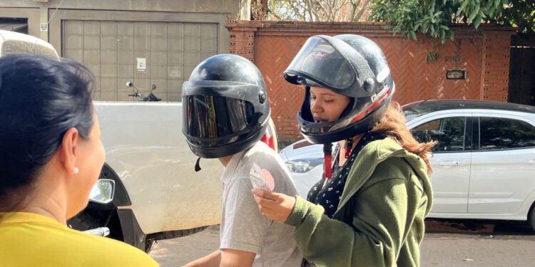 Servidores levam mensagem de amor e segurança no trânsito a condutores em ação alusiva ao Dia dos Namorados