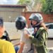 Servidores levam mensagem de amor e segurança no trânsito a condutores em ação alusiva ao Dia dos Namorados