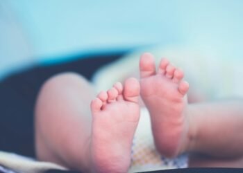 Criação de bebês com DNA modificado provoca debate sobre riscos e limites da ciência
