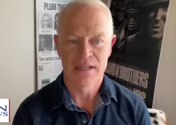 Ator de Hollywood diz que supera momentos difíceis por meio da fé: “Converso e ouço a Deus”