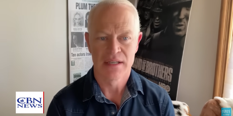 Ator de Hollywood diz que supera momentos difíceis por meio da fé: “Converso e ouço a Deus”