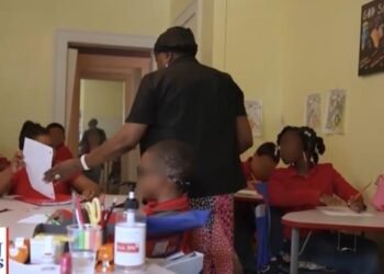 Escola cristã gratuita ensina crianças a orar e conhecer a Deus nos EUA: “Mudando vidas”