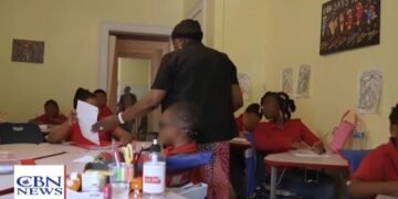 Escola cristã gratuita ensina crianças a orar e conhecer a Deus nos EUA: “Mudando vidas”