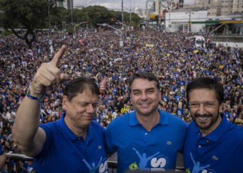 Flávio Bolsonaro na Marcha para Jesus 2026: “Isso aqui não é um ato político”