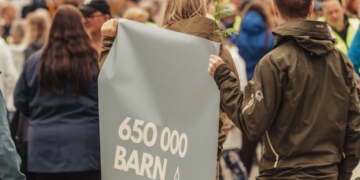 Após 40 anos, Marcha pela Vida volta às ruas da Noruega com forte presença de jovens