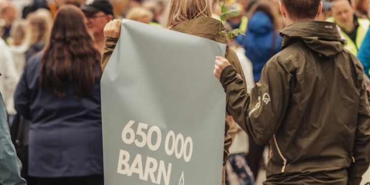 Após 40 anos, Marcha pela Vida volta às ruas da Noruega com forte presença de jovens