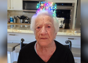Mulher de 111 anos é homenageada por ter arriscado a vida para salvar judeus na 2ª Guerra