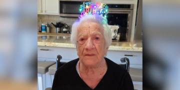 Mulher de 111 anos é homenageada por ter arriscado a vida para salvar judeus na 2ª Guerra
