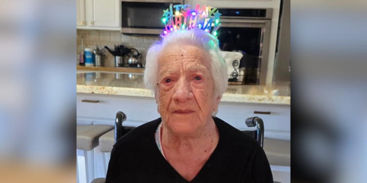 Mulher de 111 anos é homenageada por ter arriscado a vida para salvar judeus na 2ª Guerra