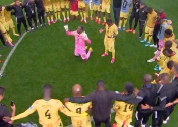 Goleiro de Gana lidera oração após empate com Inglaterra na Copa do Mundo