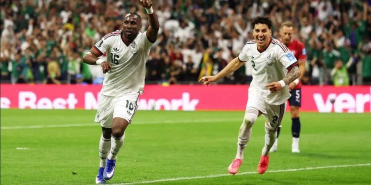 México vence, elimina a Tchéquia e se mantém 100% na Copa do Mundo