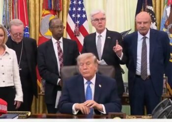 Comissão da Casa Branca para a Liberdade Religiosa entrega relatório a Trump sobre as crescentes ameaças à fé
