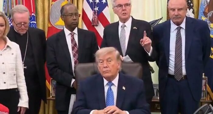 Comissão da Casa Branca para a Liberdade Religiosa entrega relatório a Trump sobre as crescentes ameaças à fé