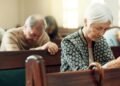 Religião e fé prolongam vidas em até 7 anos, revela estudo abrangente