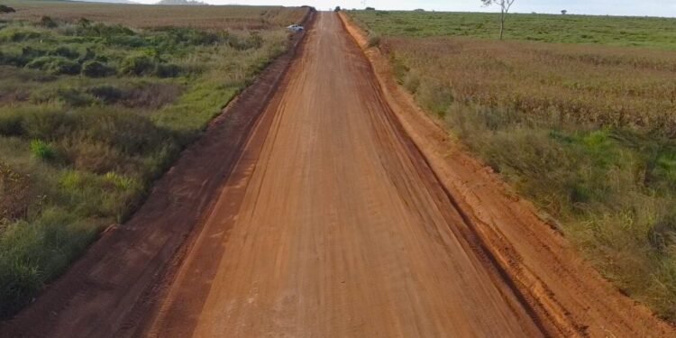 Rodovia 457 passa por manutenção completa, melhorando as condições de trafegabilidade na região do Vale do Jamari
