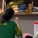 Mulher surda ora em libras ao guardar a feira e encanta milhões