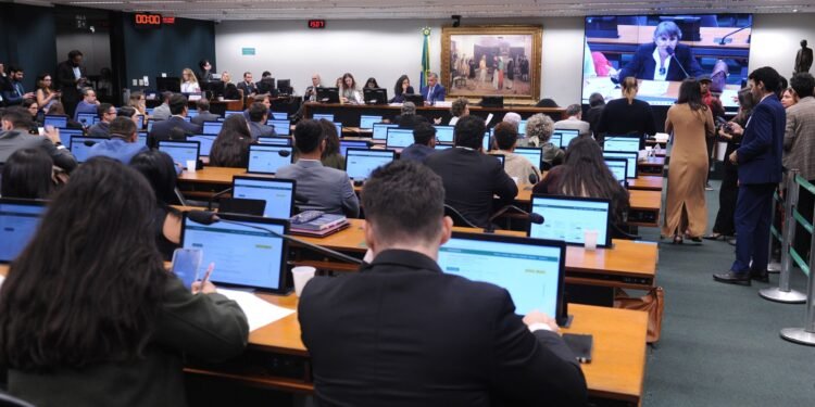 ‘Esquerda levou surra’, diz deputada sobre redução da maioridade