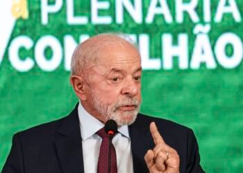 Governo estuda devolução de celular roubado nos Correios, diz Lula