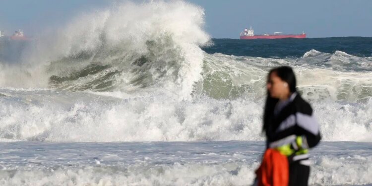 Rio entra em alerta para ressaca e ondas de até 2,5 metros