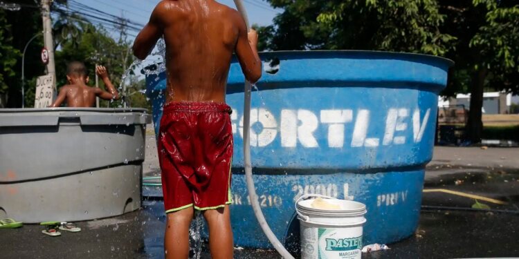 Quase metade das crianças do mundo está exposta a riscos climáticos