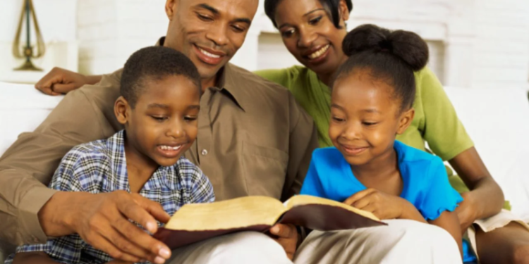 Estudo revela ligação entre práticas religiosas dos pais e frequência à igreja na vida adulta