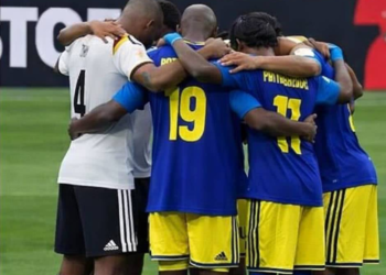 Jogadores de Curaçao oram com os alemães após derrota por 7 a 1