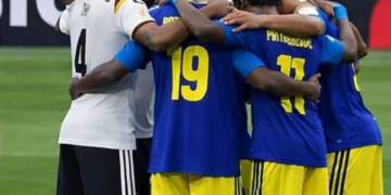 Jogadores de Curaçao oram com os alemães após derrota por 7 a 1