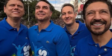 Flávio Bolsonaro promete tirar o ‘mal’ do governo federal em discurso na Marcha para Jesus
